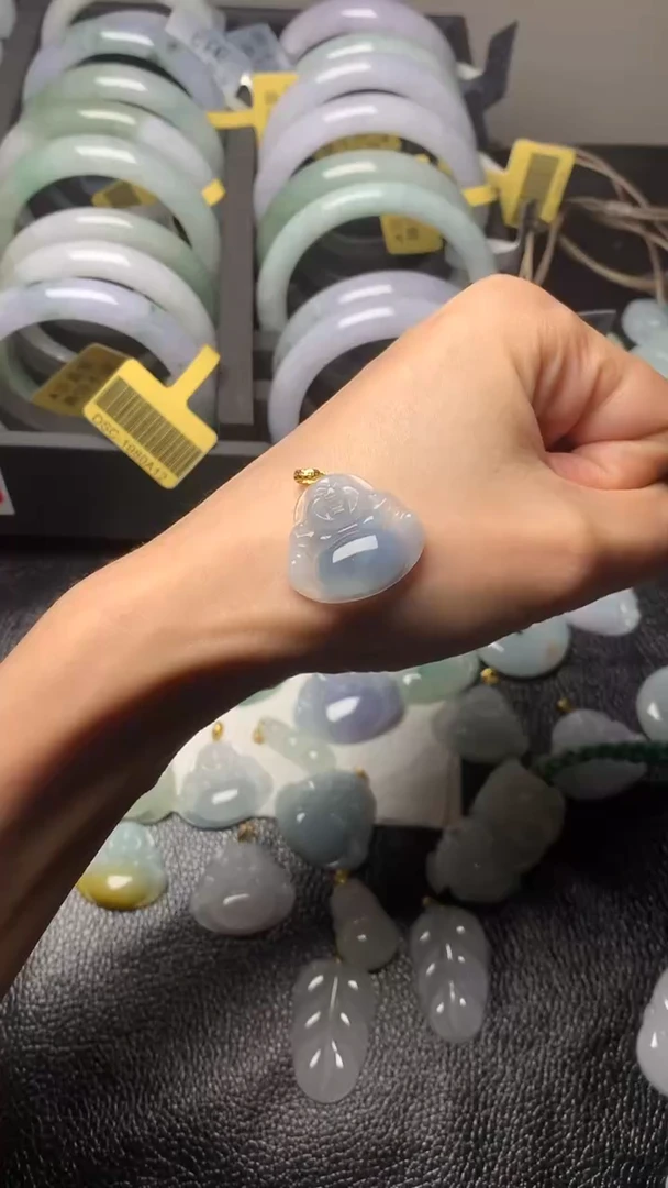 【闪购商品】翡翠颈饰未镶嵌佛公