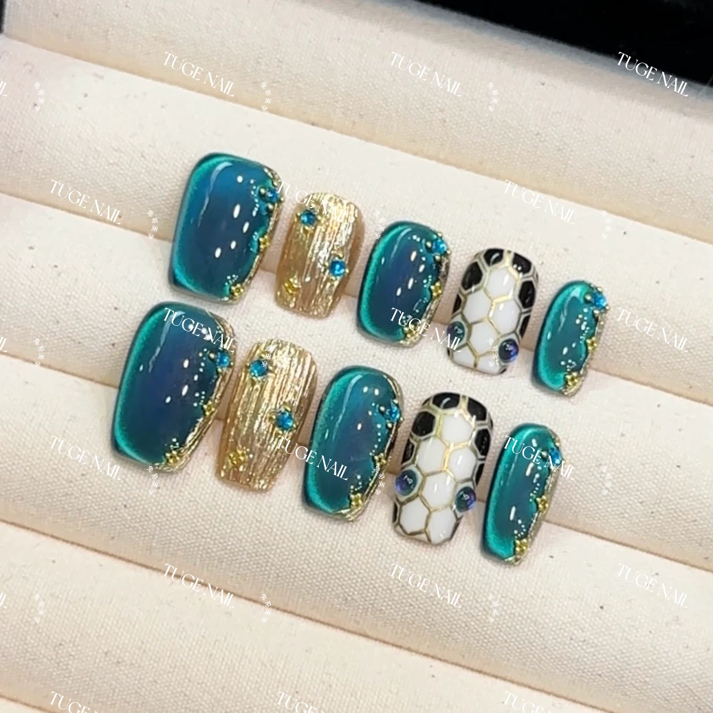 TugeNail“宝宝蛇”秋冬氛围感手绘宝宝蛇猫眼设计师穿戴甲小鱼儿