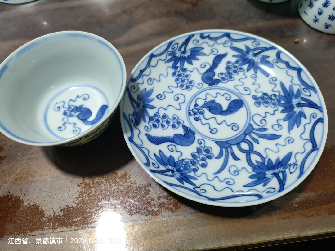 青花杯碟套松鼠葡萄的题材