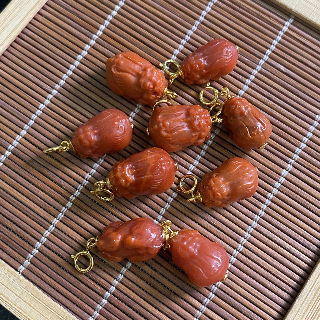 精美高品南红玛瑙雕刻貔貅镶嵌S925银吊坠一个Q5（多样性发货）