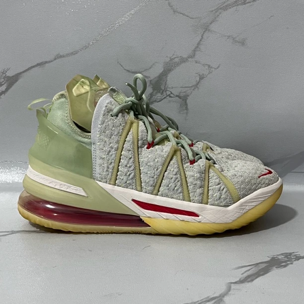 42码Nike 18 詹姆斯实战篮球鞋 紫禁重器 公价1599 二手/内饰瑕疵