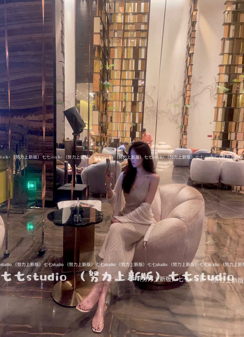 七七【美杜莎】设计感法式气质修身显瘦挂脖中长款连衣裙女 Q1223