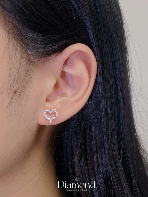 18k金天然钻石心型耳钉