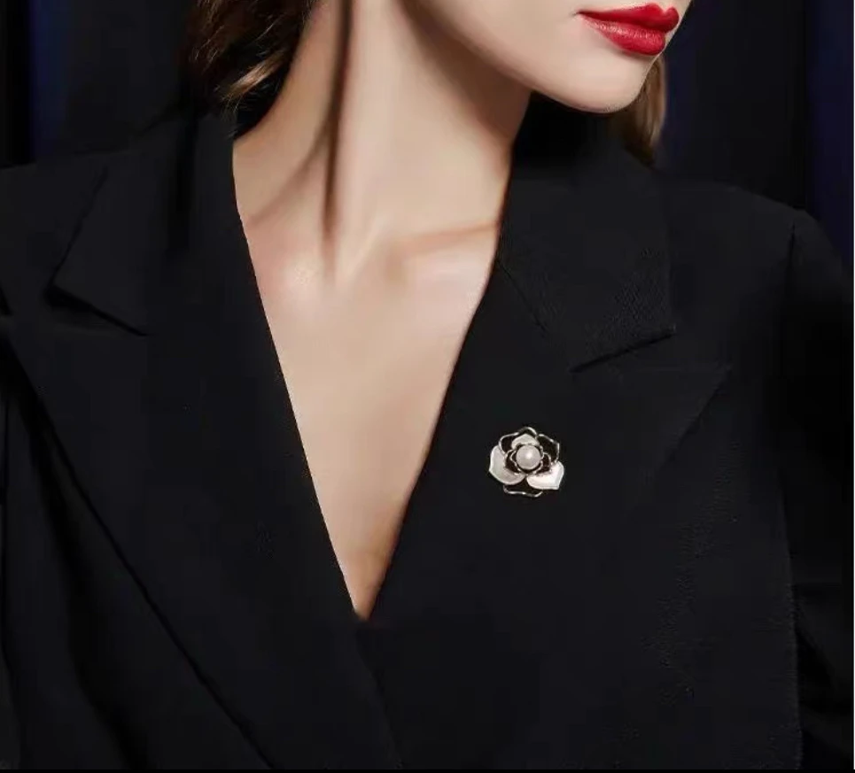 镂空山茶花珍珠胸针高档珍珠别针气质外套胸配饰
