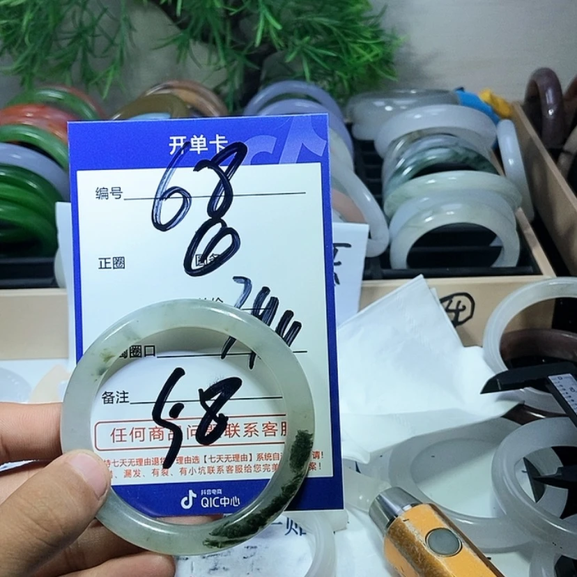【闪购商品】石英质玉手镯未镶嵌68