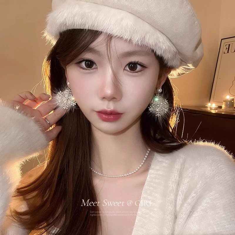 铜合金耳饰 圣诞雪花毛绒耳环耳饰气质高级感耳钉女2023新款爆款