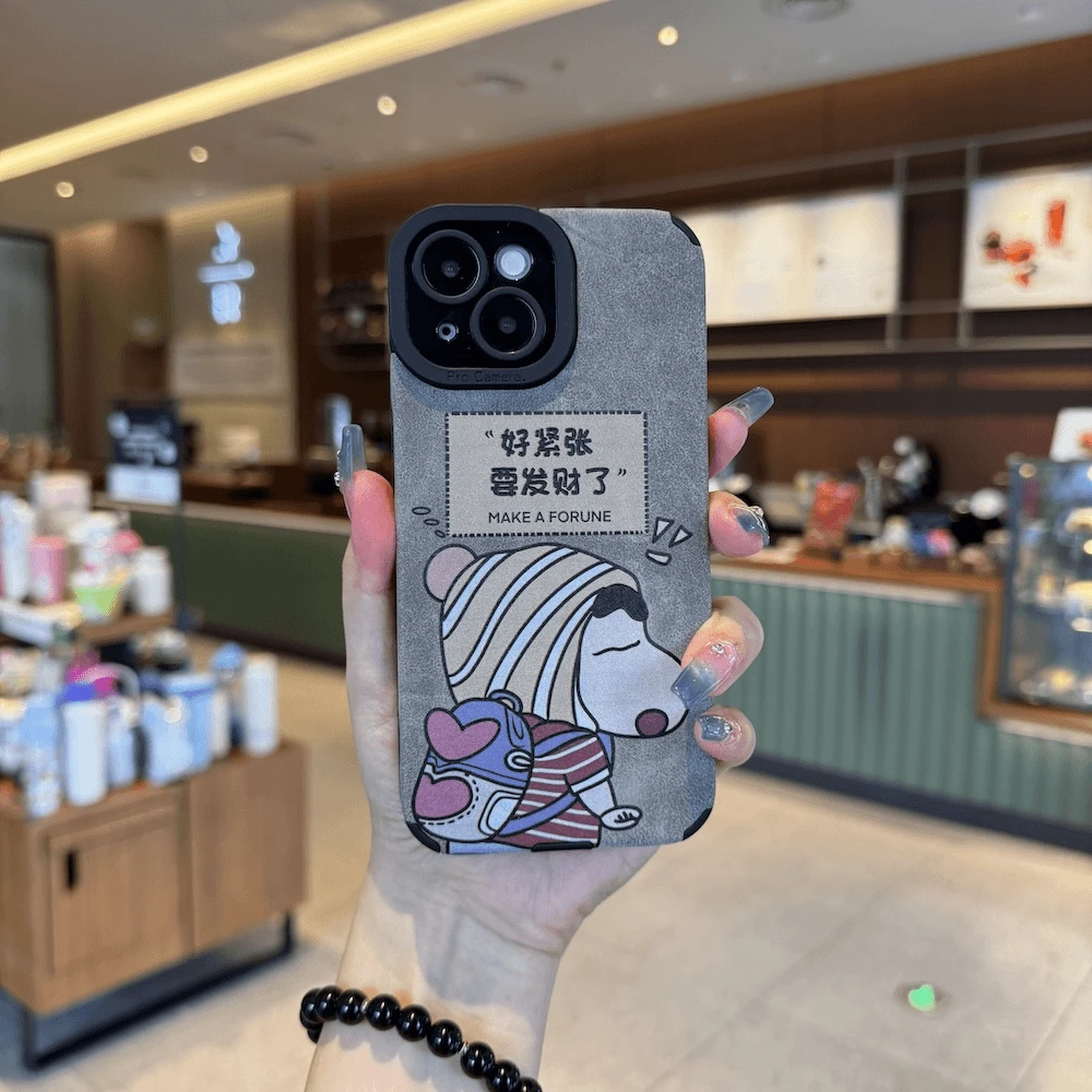 适用苹果16pro发财小新iPhone15专属手机壳全包14贴皮13个性软壳