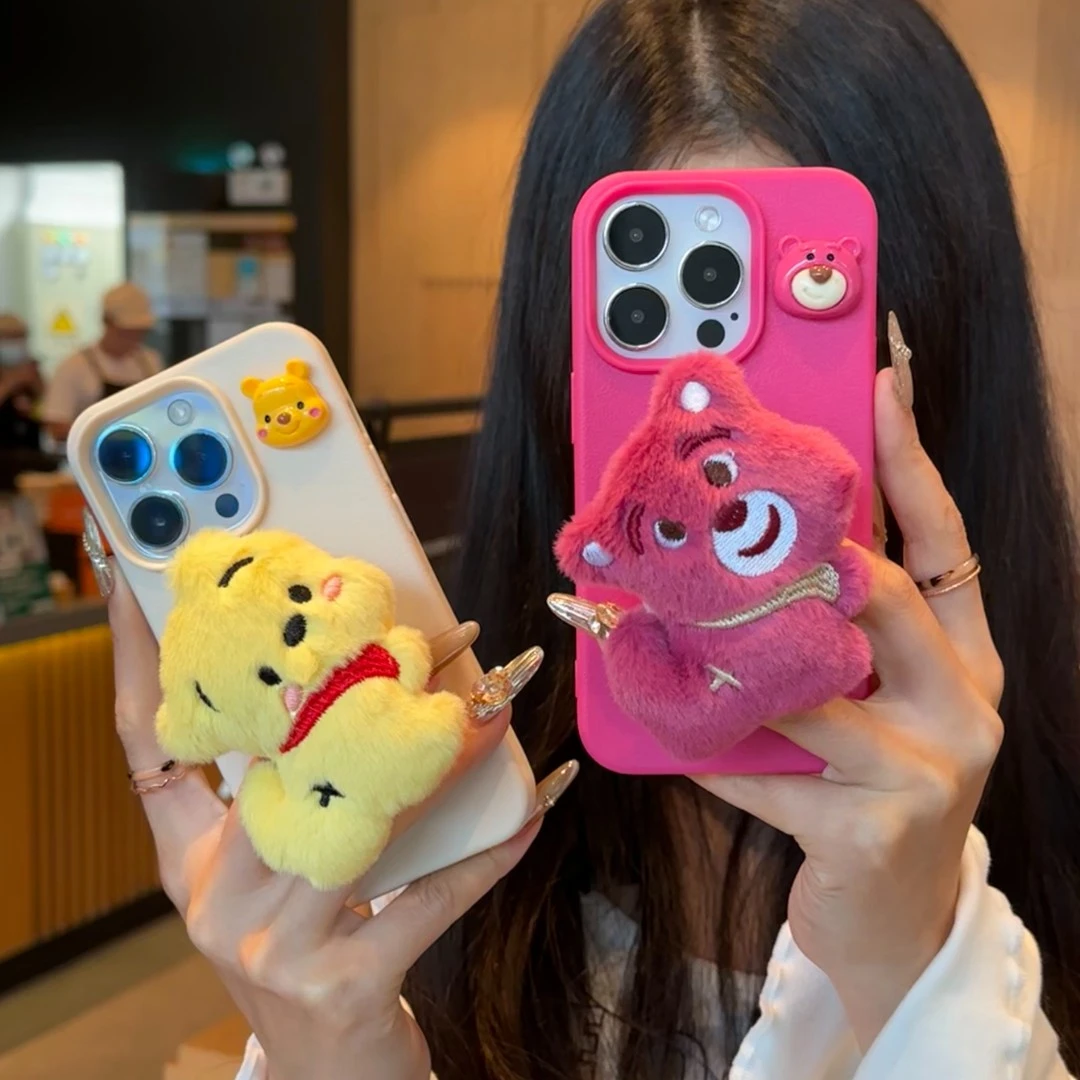 毛绒草莓熊适用iPhone16手机壳维尼熊苹果15/14创意13/12/11公仔