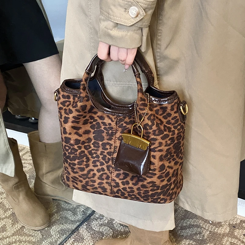 流行爆款超火小众豹纹包包女2024新款秋冬季百搭斜挎包手提水桶包