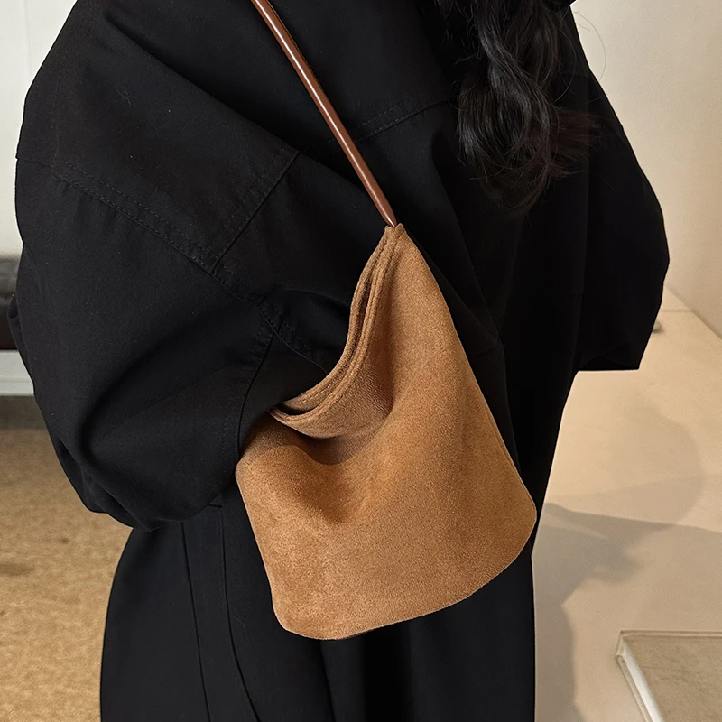 超火小众麂皮绒包包女2025新款秋冬百搭单肩腋下包精致迷你小拎包