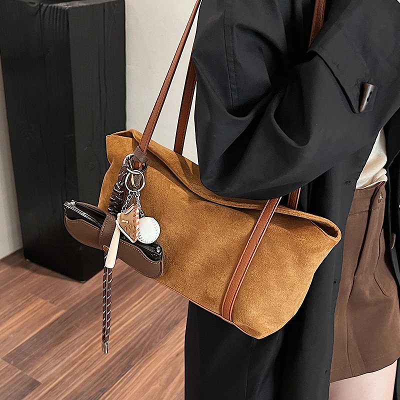 秋冬季复古小众麂皮绒包包女士2025新款通勤百搭单肩腋下包枕头包