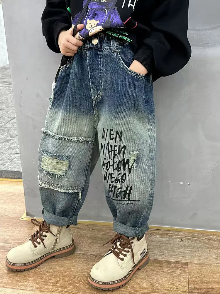 儿童牛仔长裤潮流破洞宽松休闲字母洋气渐变色宝宝秋季洋气百搭款