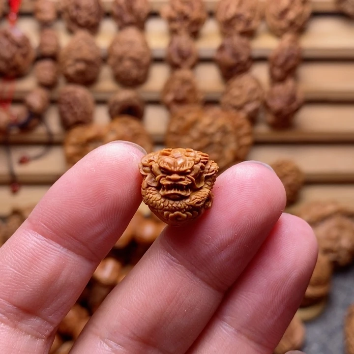 龙纹桃核雕刻龙三通