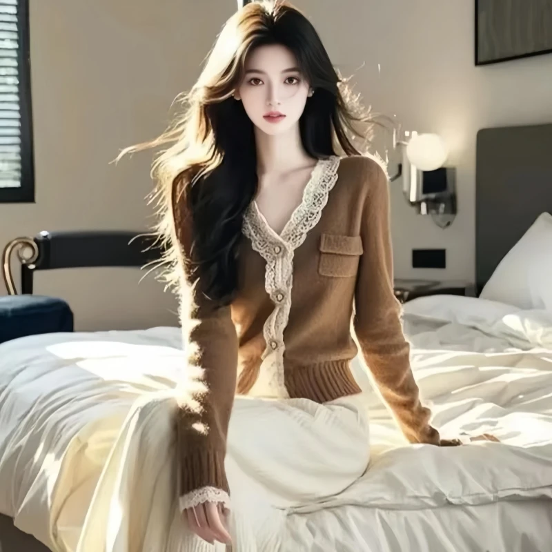 美拉德棕色蕾丝边V领毛衣针织开衫高级感上衣秋冬季女装2024新款