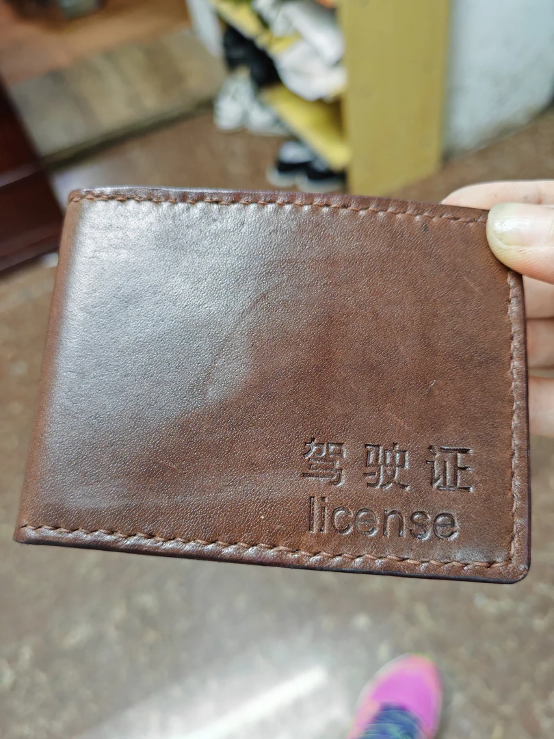 手工缝制真皮驾驶证包包，皮料柔软结实耐用
