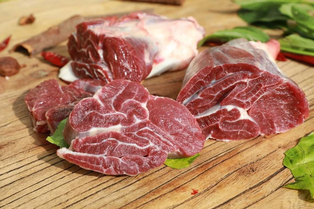 新鲜生牛肉现场称重一物一拍牛肉同城配