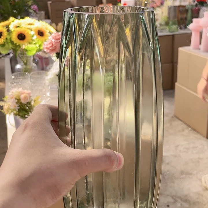 绿色原色玻璃花瓶。高款