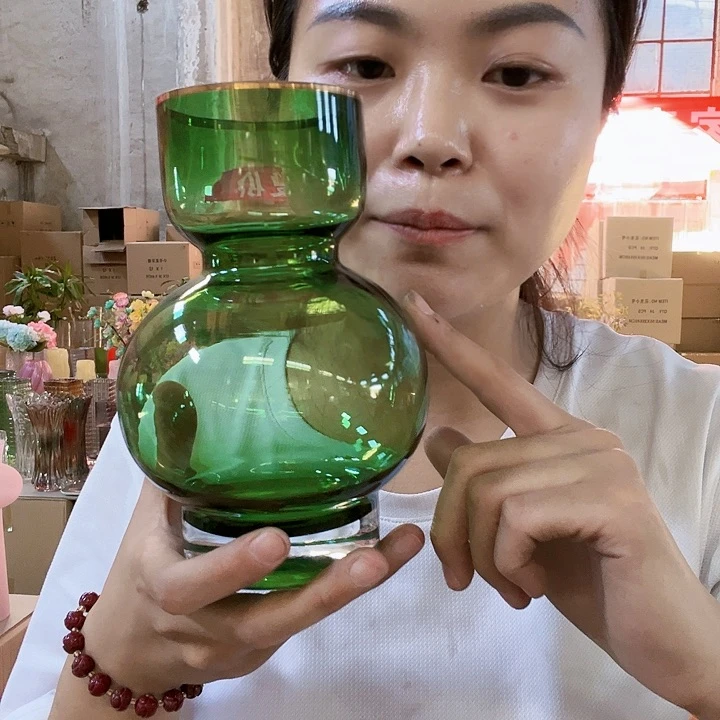 绿色颜色，玻璃小花瓶，可不毛巾