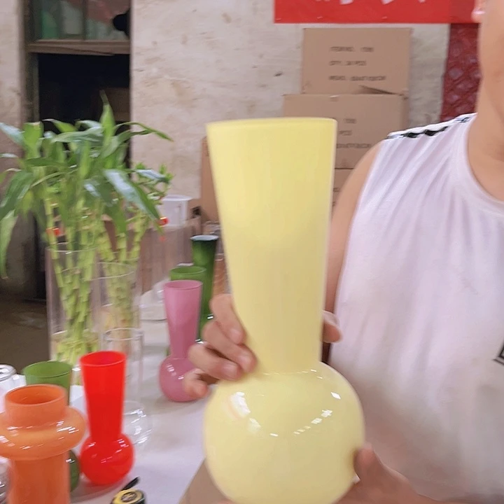 中古玻璃花瓶奶油色