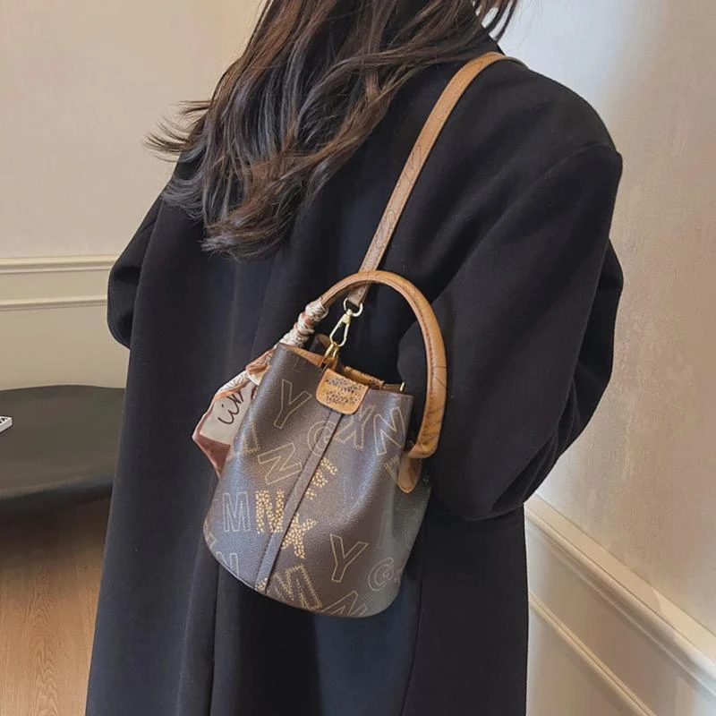 高级感小众包包女秋冬2024新款时尚复古斜挎包爆款手提子母水桶包