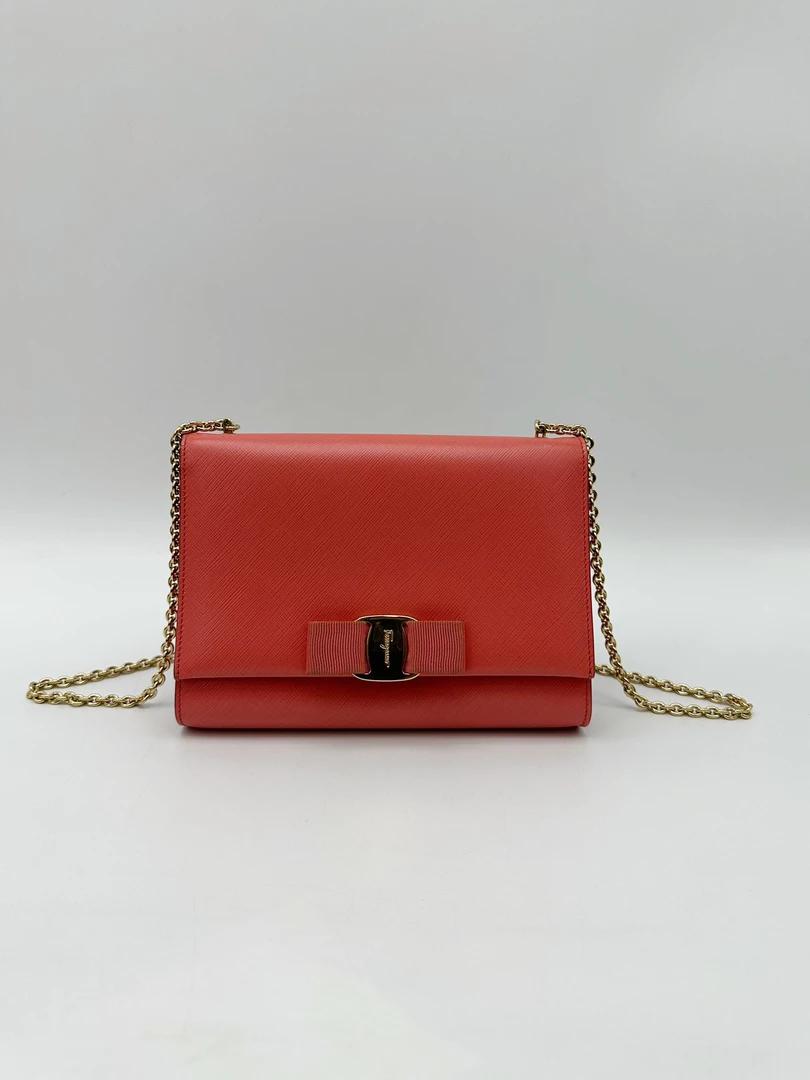 95新 FERRAGAMO/菲拉格慕 十字纹牛皮woc链条包04639