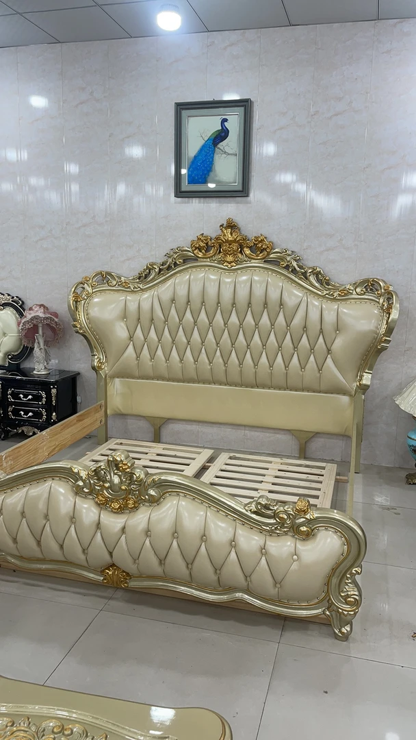 欧式风格实木大床，200✖️220,头层牛皮，实木床头柜，小口径环保床垫