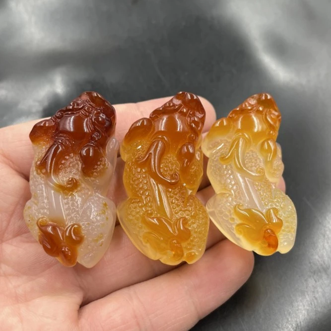 天然正品俏色玉髓玛瑙貔貅吊坠 俏黄色玛瑙立体貔貅挂件