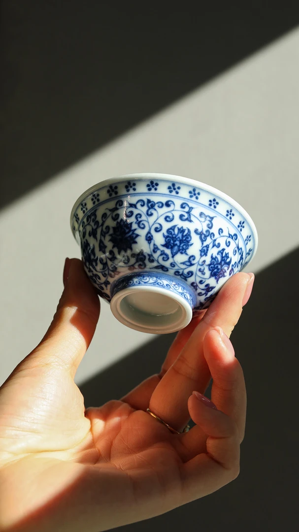 【弥生茶事】清本源内模印海水纹青花缠枝莲小压手景德镇瓷器主人杯