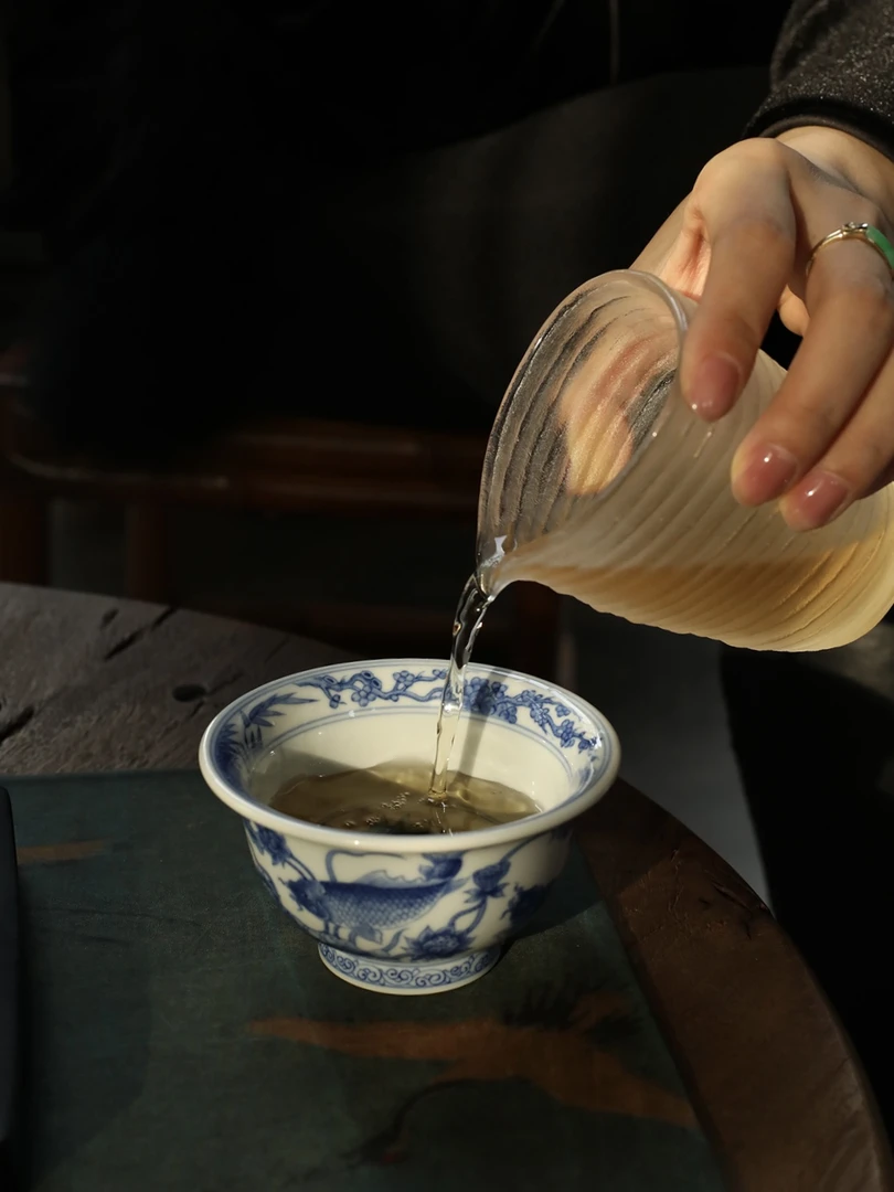 望月怀古名窑口锦鲤戏莲压手杯专注明成化青花景德镇文人茶器茶具