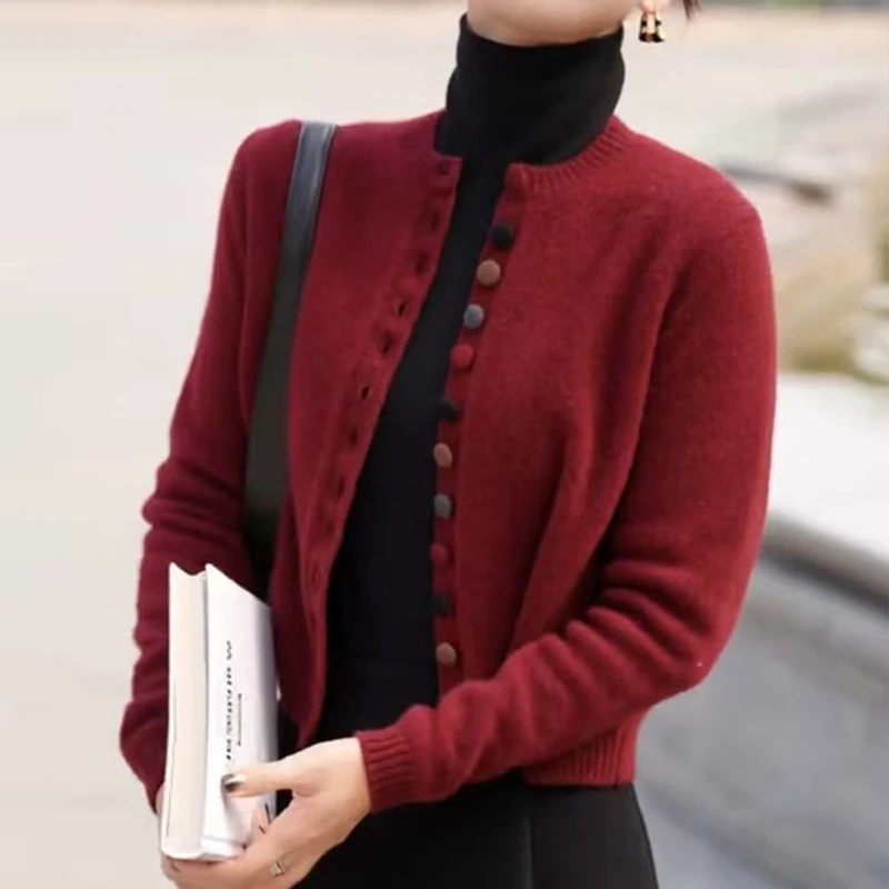 彩扣圆领毛衣女针织开衫秋冬外穿高级感气质显瘦短款外套红色X106