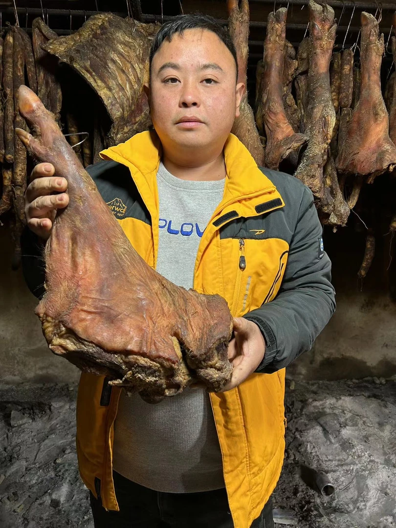 云南威信特产烟熏猪脚
