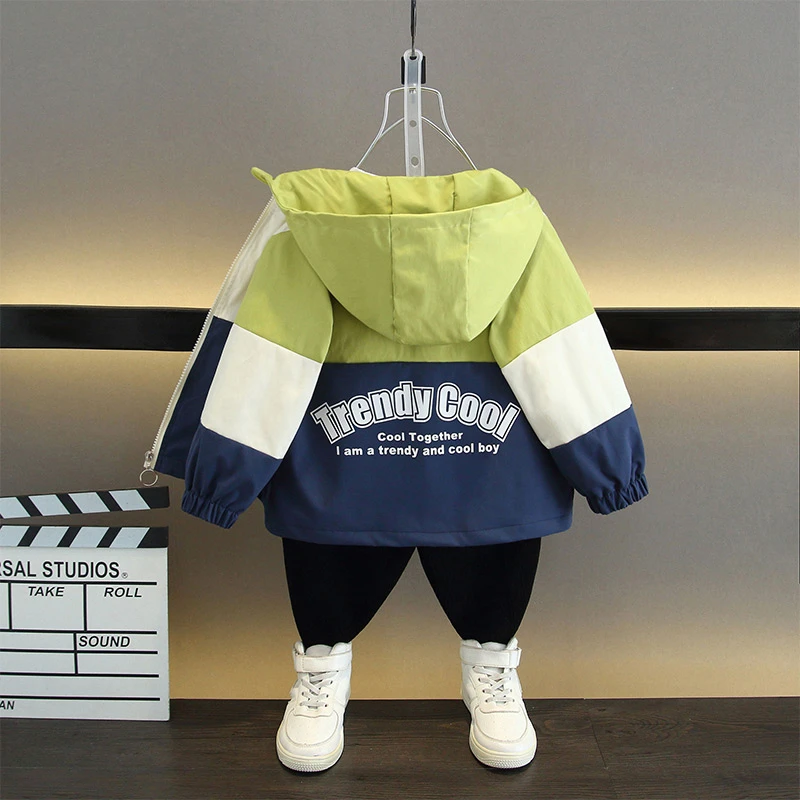 中大童2025春秋季新款韩版百搭连帽冲锋衣儿童时尚字母酷男孩外套