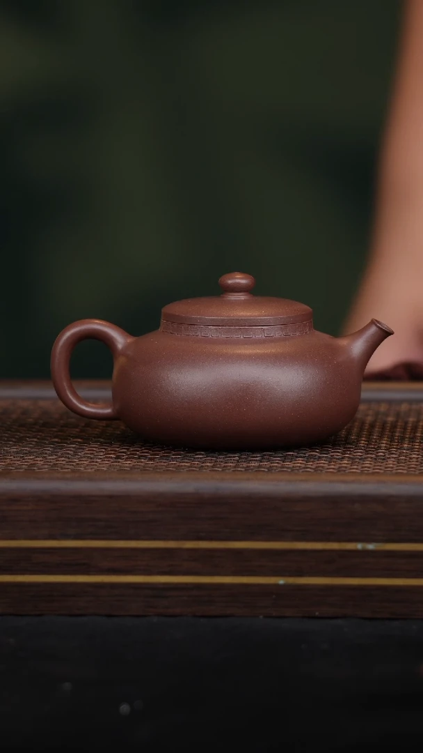 【闪购商品】宜兴紫砂茶器~紫泥儒相-180左右