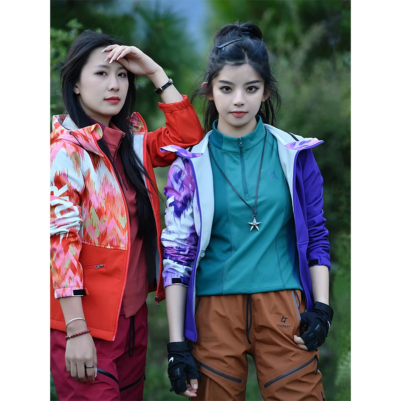 北京森林户外原创印花多巴胺防水透气专业连帽抓绒保暖软壳衣女式