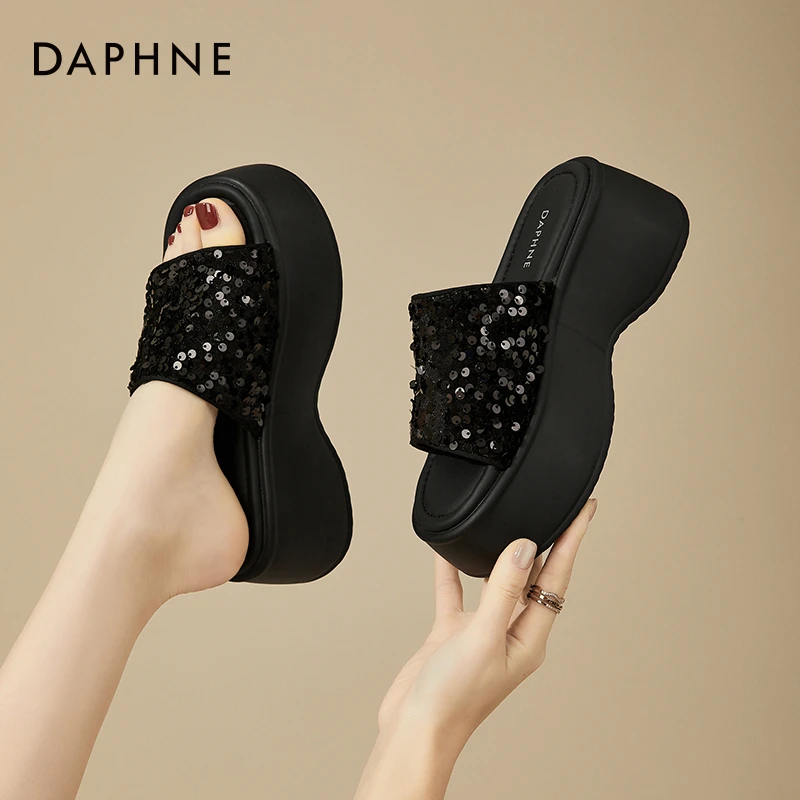 达芙妮高级感厚底凉拖鞋女2025夏季新款外穿黑色亮片松糕一字拖鞋