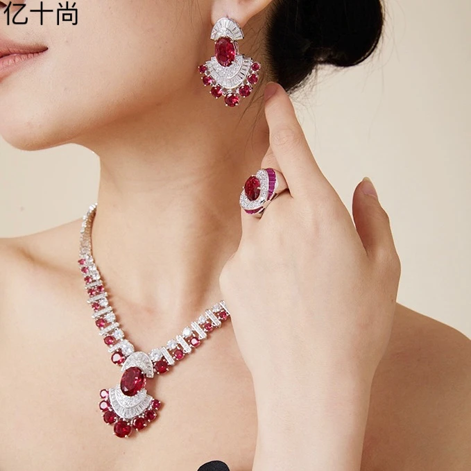 合金合成锆石吊坠 亿十尚扇形椭圆鸽红堡高档项链轻奢高贵奢华美