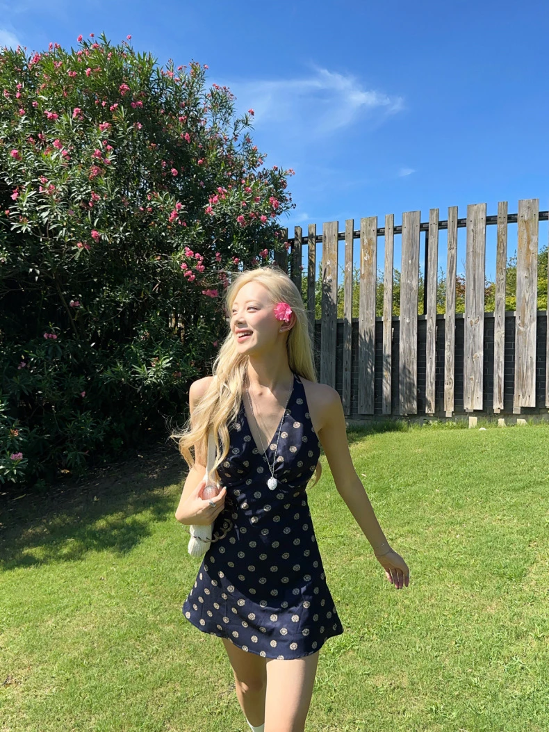 8*uioio默认勾丝微瑕《梦回西西里》法式深V挂脖连衣裙吊带短裙