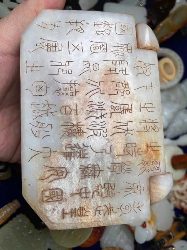 和田白玉盒子，希望有懂行的老师前来交流。料子润，玉质过灯。