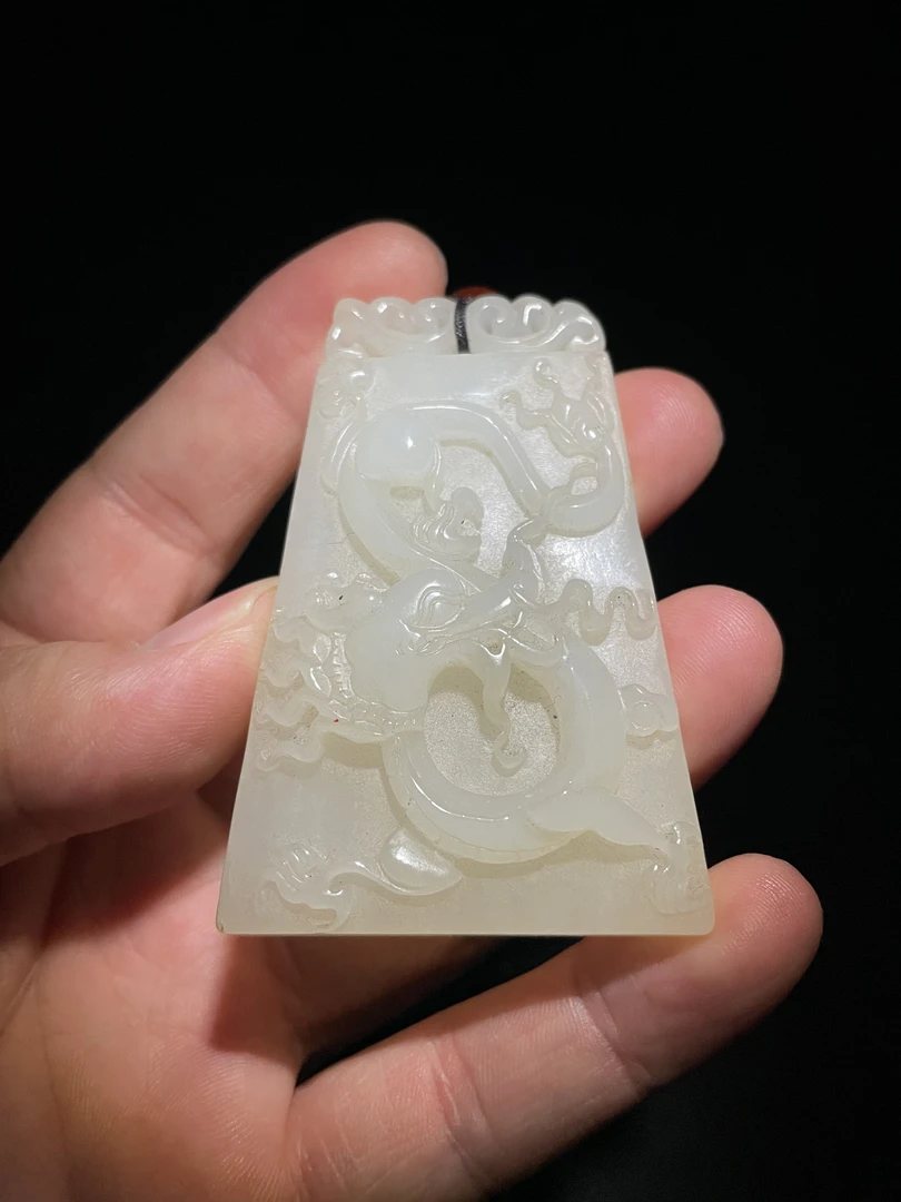 和田白玉龙牌，品质好雕工精美，韵味十足。值得入手