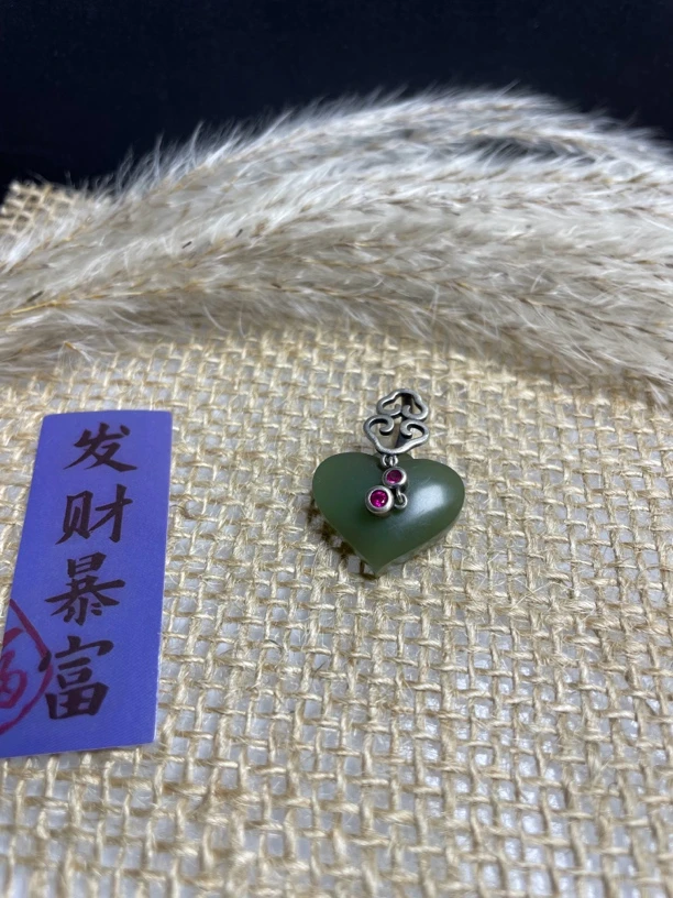 和田爱心吊坠，925扣头，尺寸高17.6宽20mm左右，玉质细腻柔润