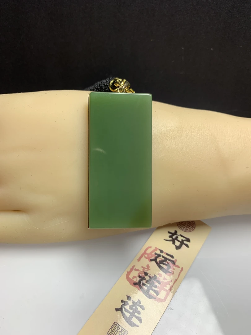 和田碧玉粉绿平安无事牌，结构细腻柔润完美无黑，镶嵌9k金