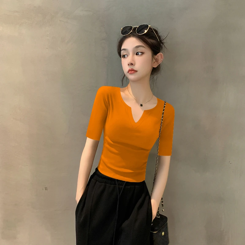 2024新款夏季橙色v领中袖T恤女百搭五分袖小众短款紧身内搭上衣潮
