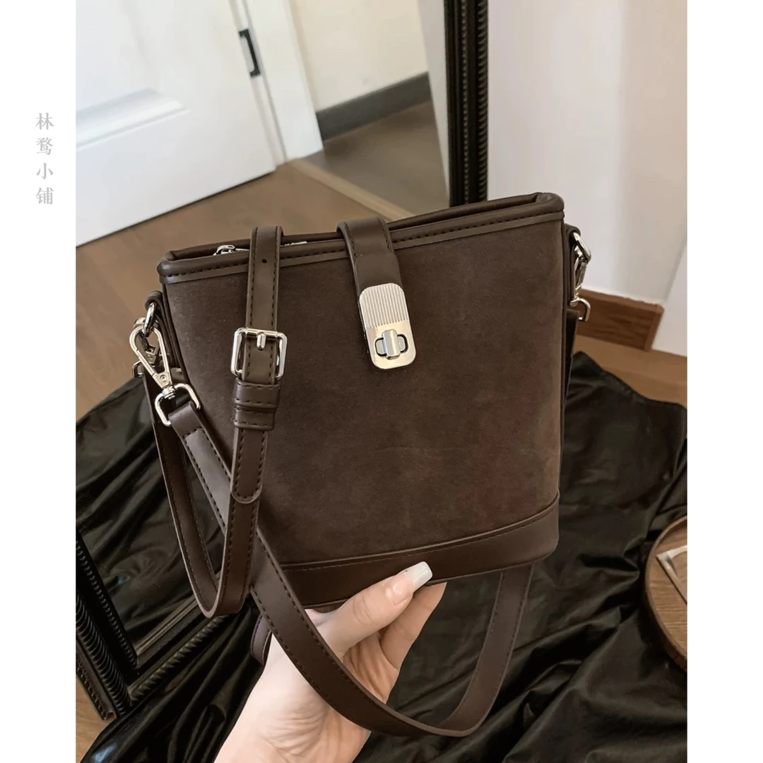 2024新款秋季复古磨砂水桶包百搭单肩斜挎女士包包通勤休闲