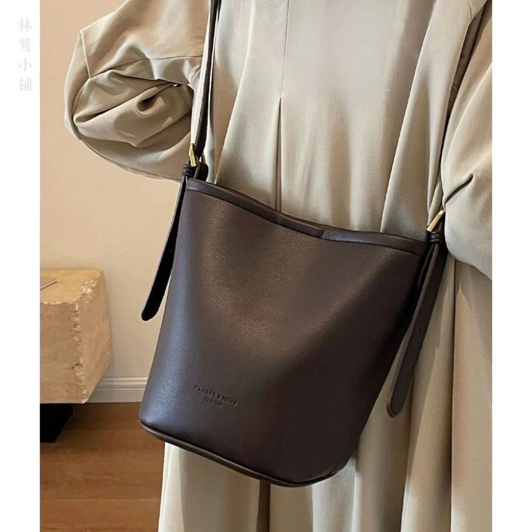 设计师定制款小众包包女士单肩斜挎包百搭简约水桶包通勤休闲