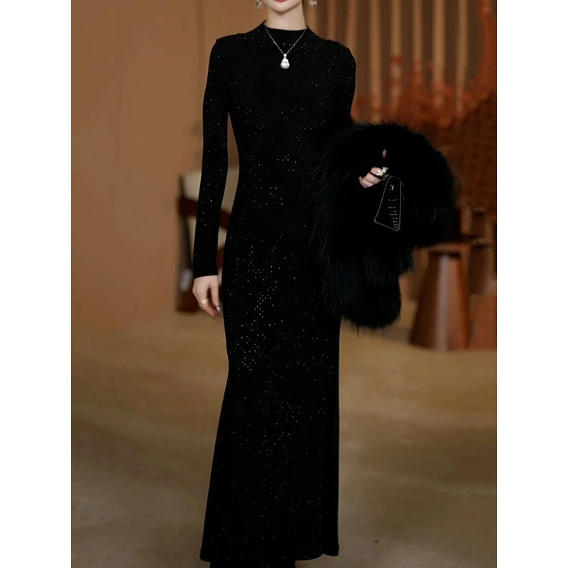 高级感轻奢女神范烫钻圆领小黑裙2026春季新款高档洋气文艺包臀裙