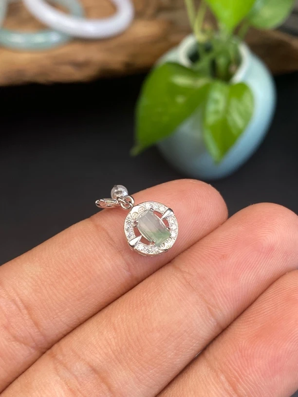 银镶翡翠吊坠小滴流