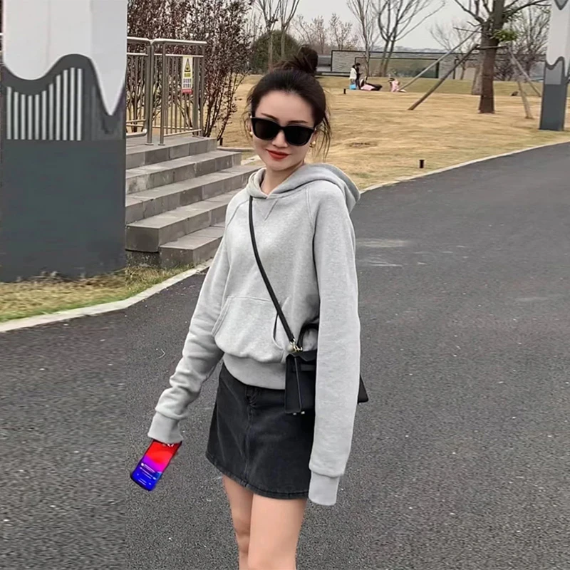 灰色休闲连帽卫衣女款2025新款爆款春秋宽松慵懒风短款长袖上衣女