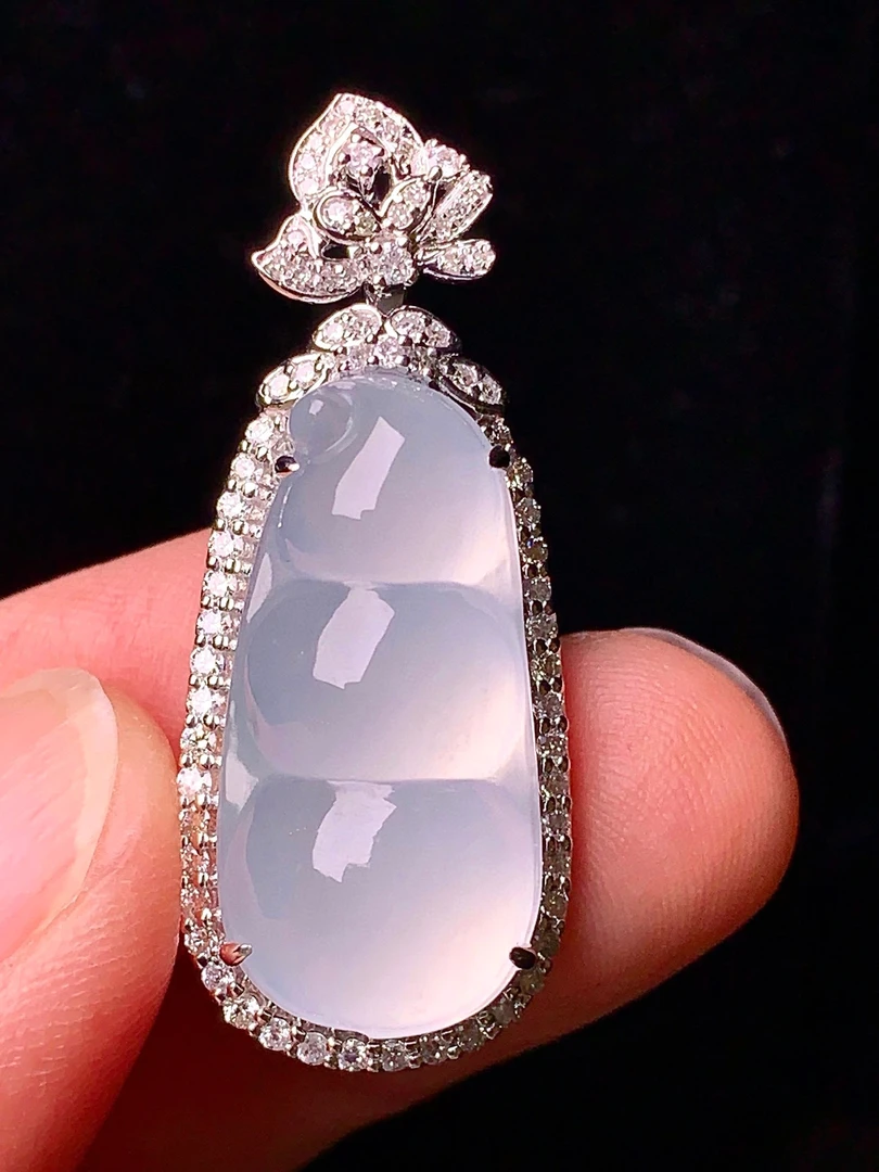 18k金钻镶嵌冰种福豆吊坠