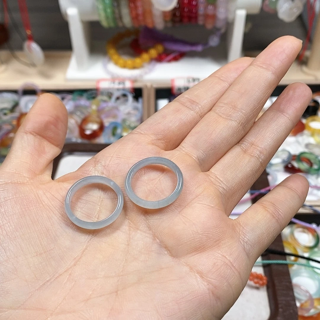 翡翠戒指未镶嵌一****子