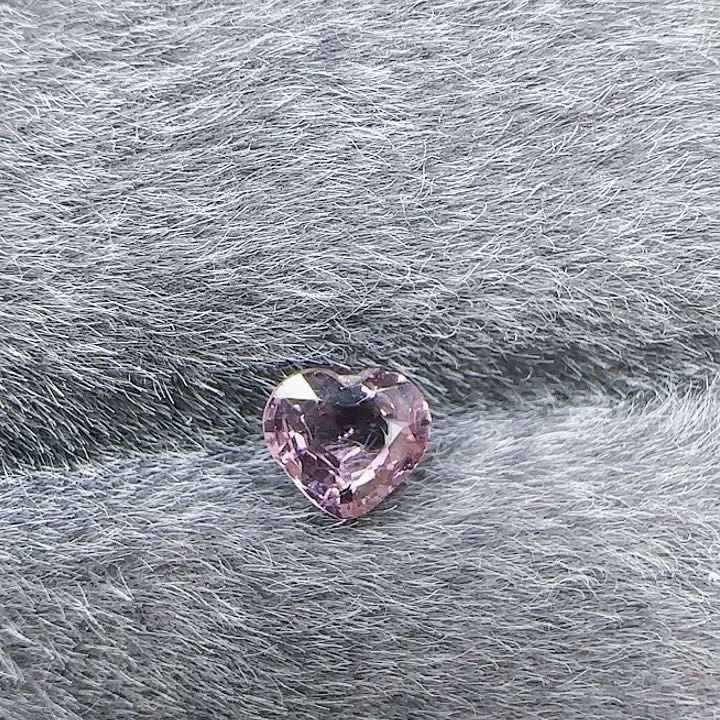 尖晶石裸石未镶嵌粉紫爱心0.57ct